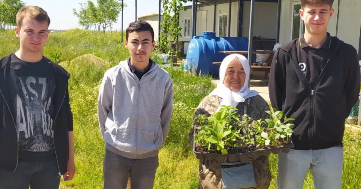 Tekirdağ’da öğrenciler ürettikleri fideleri köy kadınlarına ücretsiz dağıttı